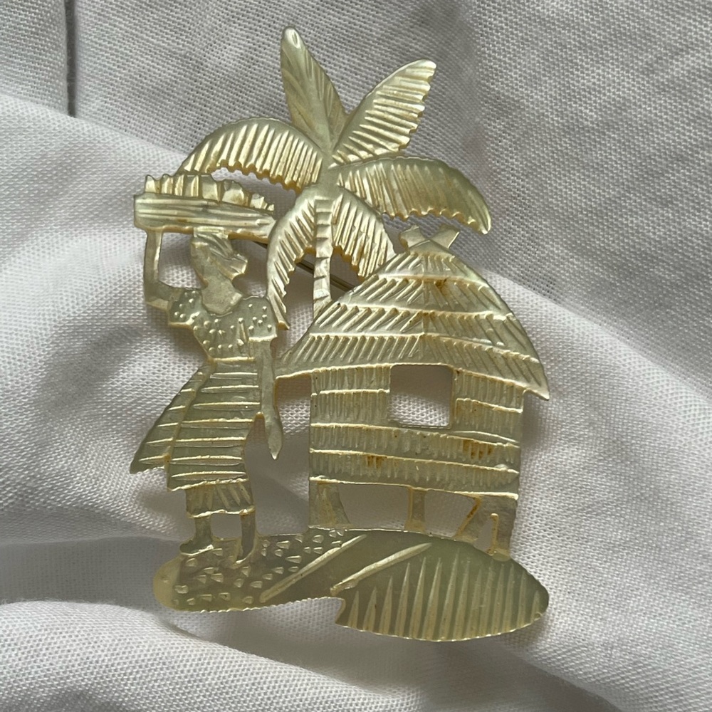 Vintage Mother of Pearl Brooch.
